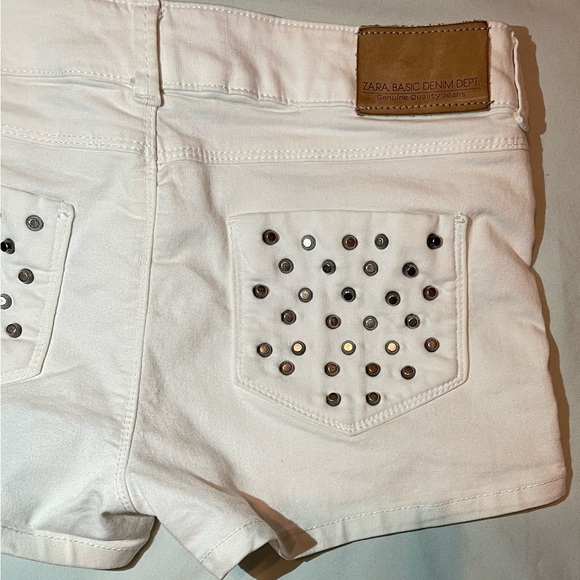 2010’s Low-Rise White Zara Studded Denim Shorts - Picture 3 of 4